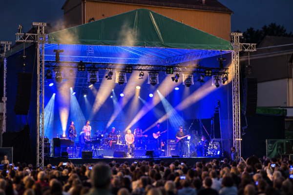 Open-Air-Bühne mit Publikum am Abend