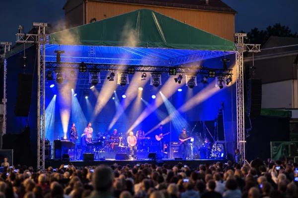 Open-Air-Bühne mit Publikum am Abend